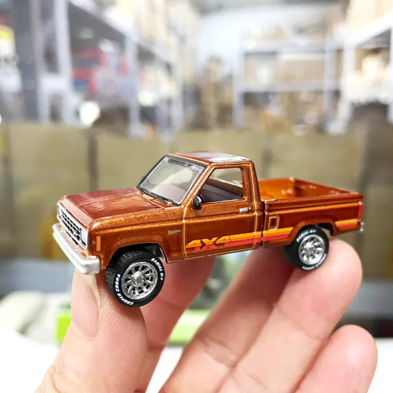 Diecast 1:64 Scale Alloy Vintage Pickup Car Model  Finished Product Simulation Toy Collection Static Model Ornament